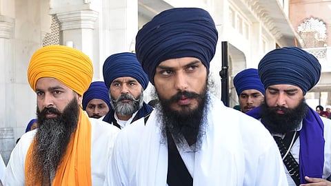 जेल में बंद वारिस पंजाब के प्रमुख अमृतपाल सिंह सांसद के रूप में शपथ लेने के लिए नई दिल्ली के लिए उड़ान भर चुके हैं