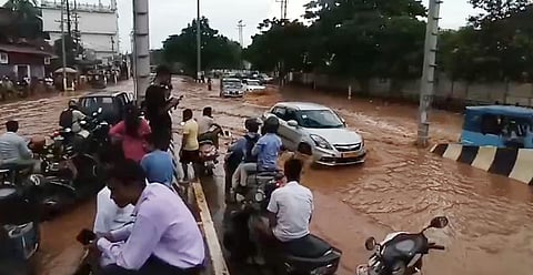 यातायात चेतावनी: अचानक बाढ़ आने की आशंका वाले क्षेत्रों से बचें