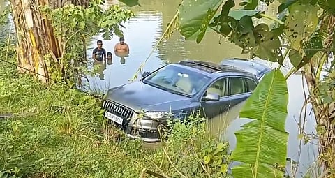 असम: जागीरोड में लग्जरी कार सड़क किनारे खाई में गिरी