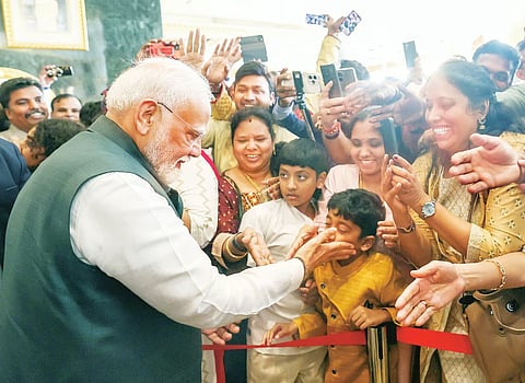 ब्रुनेई में बच्चों के साथ प्रधानमंत्री नरेंद्र मोदी की प्रेमपूर्ण बातचीत ने दिल जीत लिया
