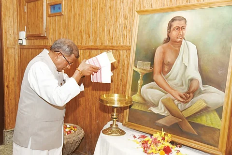 असम के राज्यपाल लक्ष्मण प्रसाद आचार्य ने श्रीमंत शंकरदेव को श्रद्धांजलि अर्पित की