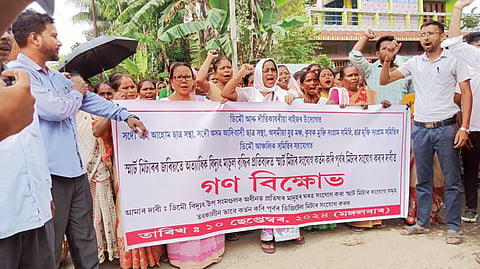 डिमोउ निवासियों ने कई संगठनों के समर्थन से स्मार्ट मीटर और उच्च बिजली बिलों के खिलाफ विरोध प्रदर्शन किया