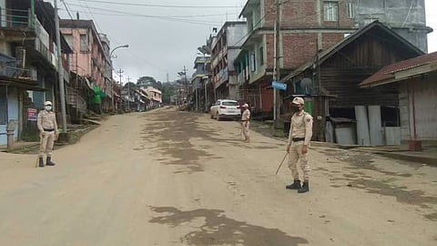 मणिपुर के तीन कर्फ्यूग्रस्त जिलों में सन्नाटा पसरा