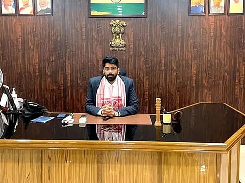 असम: 12 संगठनों ने शिवसागर डीसी आदित्य विक्रम यादव का सम्मान किया