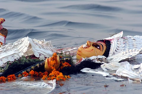 विजया दशमी पर मूर्ति विसर्जन के साथ दुर्गा पूजा उत्सव का समापन