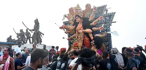 असम: राज्य में दुर्गा पूजा प्रतिमाओं का विसर्जन शांतिपूर्ण, आज भी जारी रहेगा