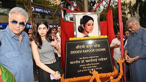 ख़ुशी और बोनी कपूर ने मुंबई में श्रीदेवी चौक का उद्घाटन किया
