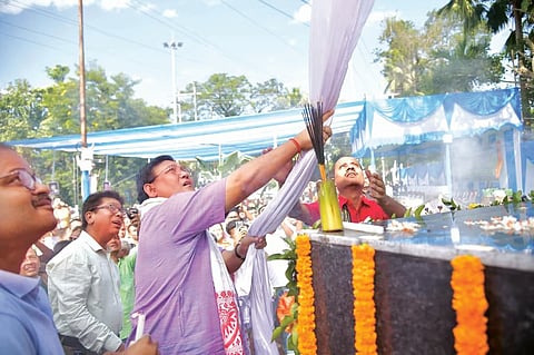 बीटीसी प्रमुख प्रमोद बोरो ने कोकराझार के सुधाकंठ कानन में डॉ. भूपेन हजारिका की प्रतिमा का अनावरण किया