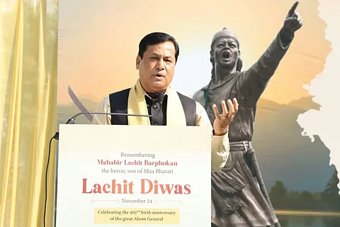 असम: केंद्रीय मंत्री सर्बानंद सोनोवाल ने बीर लाचित बरफुकन को श्रद्धांजलि अर्पित की