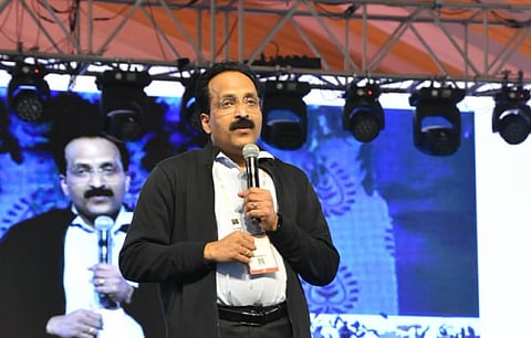 गुवाहाटी: इसरो अध्यक्ष डॉ. एस. सोमनाथ ने आईआईएसएफ 2024 में स्कूली छात्रों को प्रेरित किया