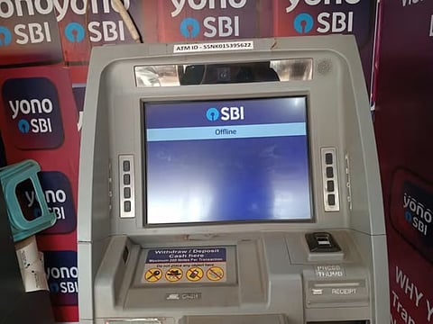 असम: त्योहारी सीजन में कोकराझार में नकदी की कमी, एसबीआई के एटीएम खाली