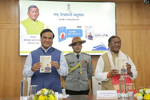 असम: राज्यपाल लक्ष्मण प्रसाद आचार्य ने दिसपुर में सीएम की डायरी और भाषणों का खंड 3 जारी किया