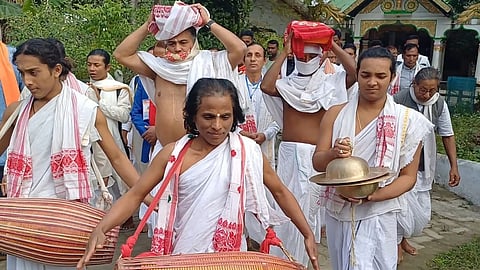 असम के सत्राधिकारी प्रयागराज में महाकुंभ मेले की यात्रा पर निकले
