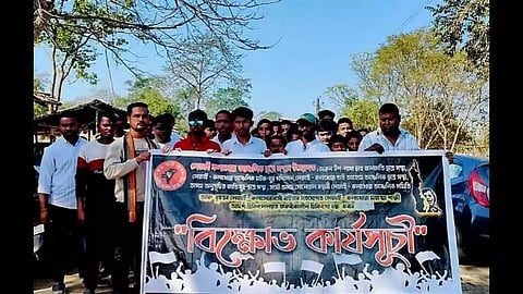 असम: एएएसयू ने डिब्रूगढ़ अस्पताल में आपातकालीन सेवाओं की कमी के खिलाफ विरोध प्रदर्शन किया