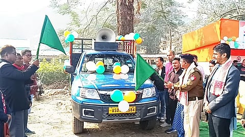 असम: तामुलपुर डीसी ने हस्तनिर्मित खादी राष्ट्रीय ध्वज बिक्री काउंटर का उद्घाटन किया