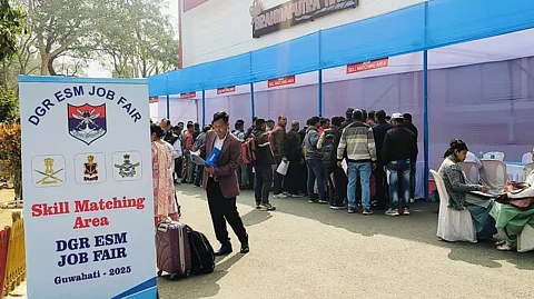 गुवाहाटी: रक्षा मंत्रालय ने नारंगी छावनी में पुनः रोजगार चाहने वाले पूर्व सैनिकों के लिए रोजगार मेले का आयोजन किया