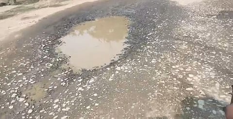 नाजिरा की ऐतिहासिक ढोढर अली सड़क जर्जर हालत में है