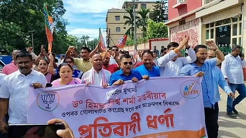 डिब्रूगढ़ भाजपा ने सीएम हिमंत बिस्वा सरमा पर कांग्रेस कार्यकर्ताओं के हमले के खिलाफ विरोध प्रदर्शन किया