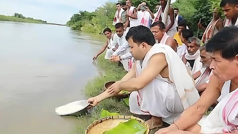 असम: माजुली के लोगों ने कटाव से मुक्ति के लिए ब्रह्मपुत्र की पूजा की