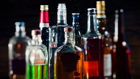 गुवाहाटी: बसिष्ठ पुलिस ने शहर में चोरी की गई शराब बरामद की
