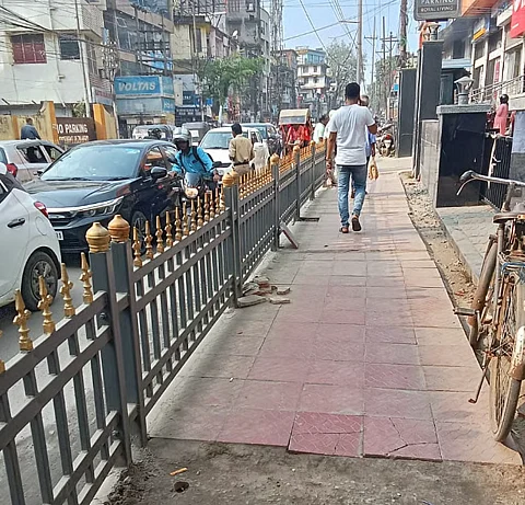 गुवाहाटी: अतिक्रमित फुटपाथ पैदल चलने वालों को जोखिम भरी सड़कों पर जाने के लिए मजबूर करते हैं