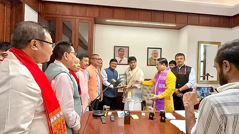 कार्बी आंगलोंग सीईएम ने केंद्रीय मंत्री सिंधिया को ज्ञापन सौंपा