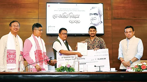 असम के शिक्षा मंत्री डॉ. रनोज पेगु ने तरुण राम फुकन को श्रद्धांजलि दी