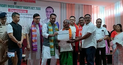 मंत्री अशोक सिंघल ने विश्वनाथ जिले में भूमि स्वामित्व प्रमाण पत्र वितरित किए