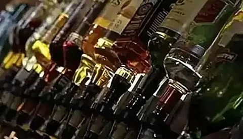 गुवाहाटी: चोर गिरफ्तार, शहर में अवैध शराब जब्त