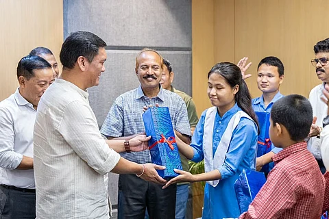 अरुणाचल के मुख्यमंत्री पेमा खांडू ने विकलांग छात्रों को एआई-संचालित केआईबीओ डिवाइस सौंपा