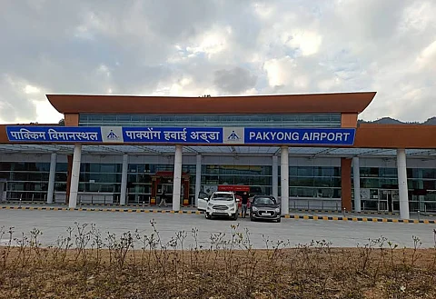 केंद्र और एयरलाइंस ने सिक्किम के पाकयोंग हवाई अड्डे पर उड़ानें फिर से शुरू करने पर चर्चा की