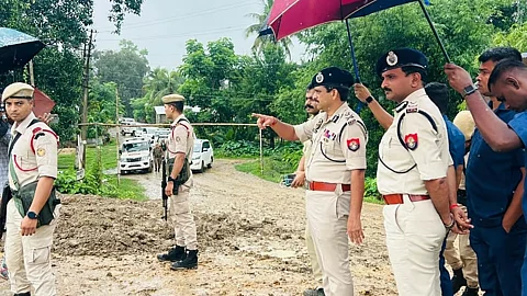 होजाई में रेत खनन विवाद को लेकर हिंसक भीड़ ने पुलिसकर्मियों पर हमला किया