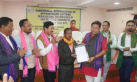 बीटीसी प्रमुख प्रमोद बोरो ने आंगनवाड़ी कार्यकर्ताओं को नियुक्ति पत्र सौंपे