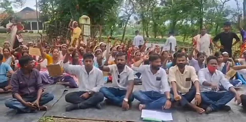 राजाबारी चाय बागान में भूमि हस्तांतरण को लेकर श्रमिकों ने किया व्यापक विरोध प्रदर्शन