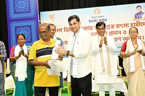 मत्स्य पालन विभाग ने पश्चिमी त्रिपुरा के मछली पालकों को वित्तीय सहायता प्रदान की