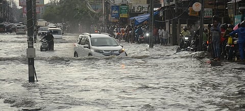 गुवाहाटी: मूसलाधार बारिश से शहर फिर हुआ बेहाल, जोराबाट में बाढ़ में दो लोग बहे