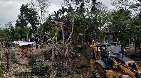 बेदखली का विरोधाभास: जब सहानुभूति रखने वाले बुद्धिजीवी इसकी निंदा करते हैं, तो अतिक्रमणकारी स्वयं ही जमीन खाली कर देते हैं!