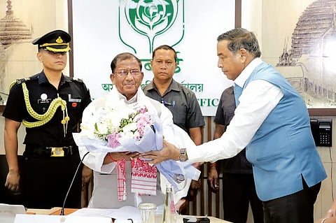 गुवाहाटी: असम के राज्यपाल सशस्त्र सेना झंडा दिवस निधि के लिए बैठक में शामिल हुए