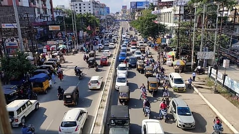 शहर की पुलिस ने यातायात जाम कम करने के लिए रैलियों और जुलूसों पर प्रतिबंध लगाया