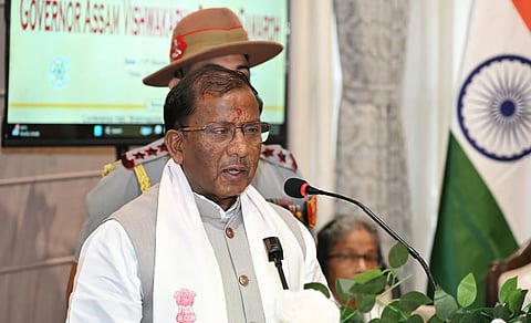 गुवाहाटी: असम के राज्यपाल लक्ष्मण प्रसाद आचार्य ने वृद्धाश्रम का दौरा किया