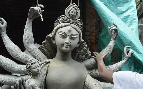 गुवाहाटी के मूर्ति निर्माता: देवी के पीछे मौन हाथ