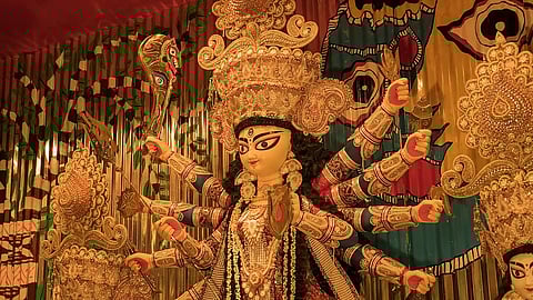 गुवाहाटी: मालीगाँव कालीबाड़ी पूजा समिति ने अनाथ बच्चों के बीच उत्सव की खुशियाँ फैलाईं