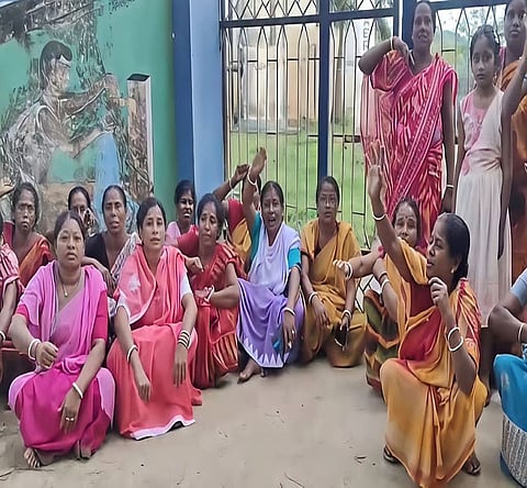 तीन साल से पेयजल संकट के विरोध प्रदर्शन ; हैलाकांडी में महिलाओं ने मेगा जल परियोजना पर जड़ा ताला