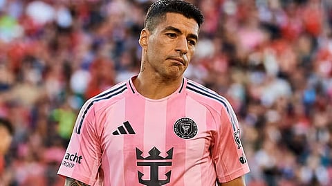 प्लेऑफ मैच में नैशविल डिफेंडर को किक मारने के लिए निलंबित किया गया लूइस सुआरेज को