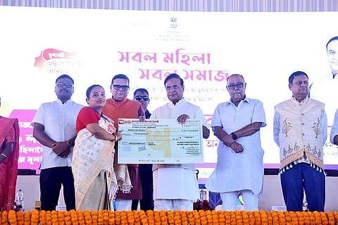 मुख्यमंत्री सरमा : गोहपुर में महिला उद्यमियों को एमएमयूए सीड फंड चेक वितरित