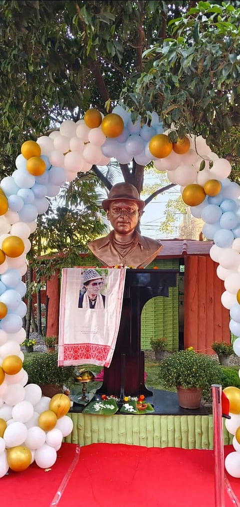 जुबीन गर्ग की प्रतिमा का अनावरण उनके काहिलीपाड़ा स्थित घर पर किया गया