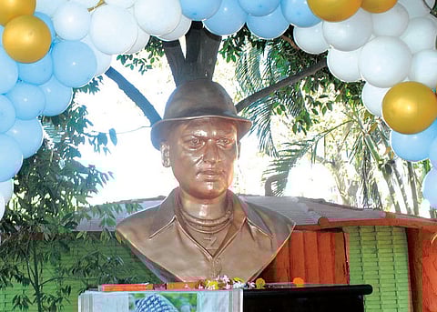 गुवाहाटी: गोल्डी (ज़ुबीन गर्ग) की प्रतिमा का काहिलीपाड़ा स्थित घर में अनावरण किया गया