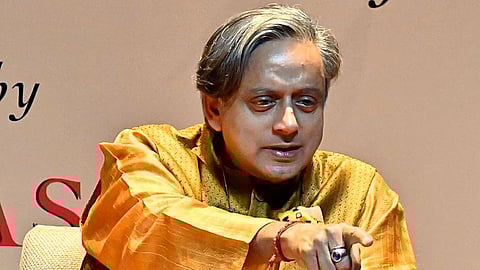 शशि थरूर : भागलपुर नरसंहार के संदर्भ में असम के मंत्री के ट्वीट को बताया असंवेदनशील