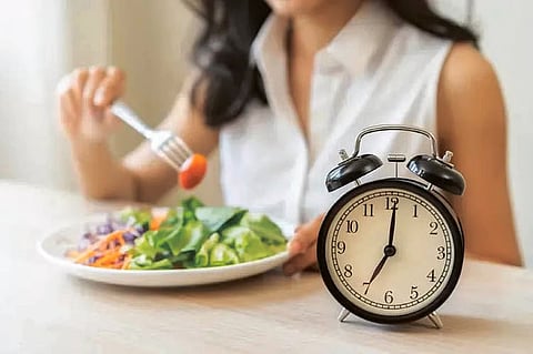 अध्ययन में पाया गया है कि वजन घटाने के मामले में आंतरायिक उपवास पारंपरिक आहार से मेल खाता है।