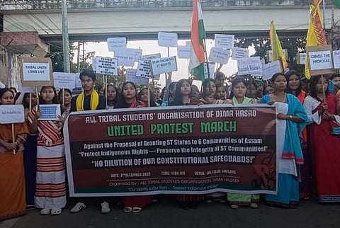 असम: डोकमोका में छह समुदायों को अनुसूचित जनजाति का दर्जा दिए जाने के खिलाफ हजारों लोगों ने निकाली रैली